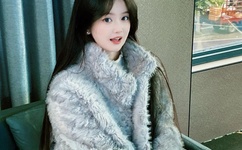 公车上玩弄白嫩少妇